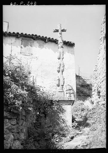 Croix de chemin en pierre sculptée