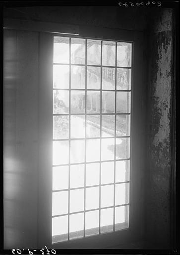 Aile de la loggia, vue à travers d'une fenêtre