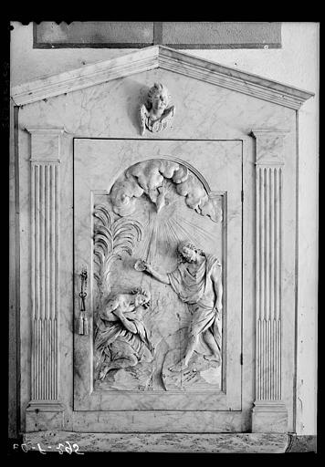 Fonts baptismaux, porte de l'armoire en bois sculpté : Baptême du Christ