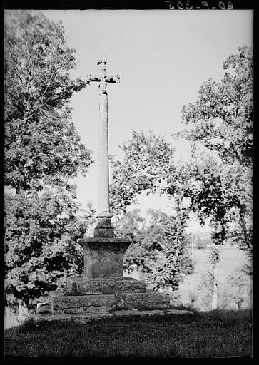 Croix de chemin en pierre sculptée