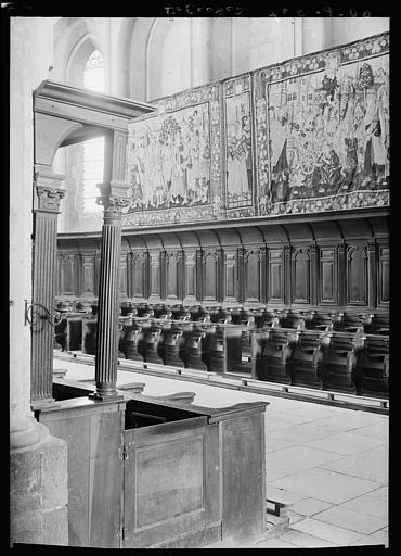 Stalles en bois sculpté situées au côté sud du choeur