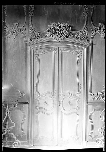 Chapelle de l'abbé : porte en bois mouluré