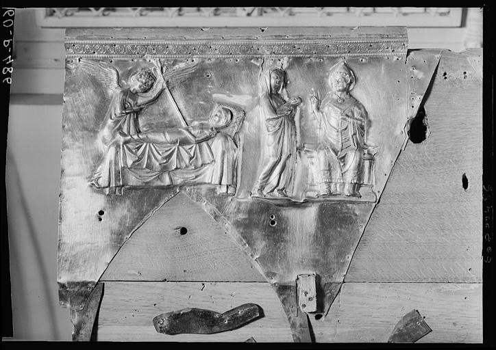 Châsse de saint Taurin en argent doré, face antérieure : relief de la bâtière à dextre