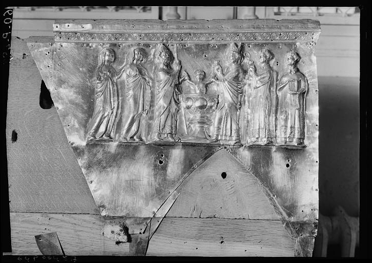 Châsse de saint Taurin en argent doré, face antérieure : relief de la bâtière à senestre