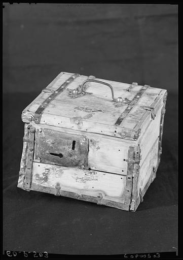 Face antérieure du coffret d'ivoire à ferrures de cuivre - © Ministère de la Culture (France), Médiathèque du patrimoine et de la photographie, diffusion RMN-GP