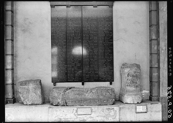 Fragments d'architecture et d'inscriptions gallo-romaines - © Ministère de la Culture (France), Médiathèque du patrimoine et de la photographie, diffusion RMN-GP