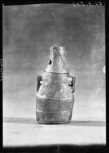 Minuscule petit vase en bois gravé : urne - © Ministère de la Culture (France), Médiathèque du patrimoine et de la photographie, diffusion RMN-GP