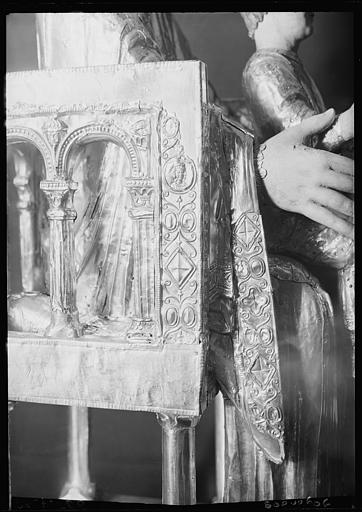 Statue en feuilles d'argent et de vermeil sur âme de bois : Vierge à l'Enfant en Majesté, détail de la manche droite et du fauteuil