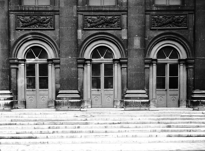 Cour est : les trois portes d'entrée