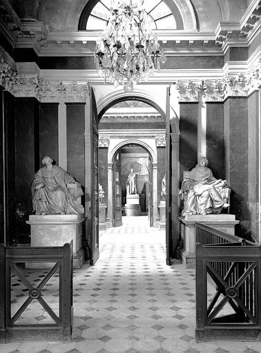 Enfilade des salles derrière celle des séances vers l'ouest