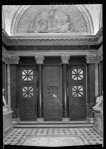 Portes en bois de la salle centrale derrière celle des séances