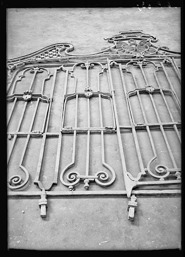 Choeur de la chapelle : grille en fer forgé