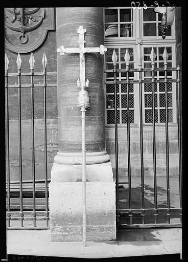 Croix processionnelle en argent avec hampe - © Ministère de la Culture (France), Médiathèque du patrimoine et de la photographie, diffusion RMN-GP