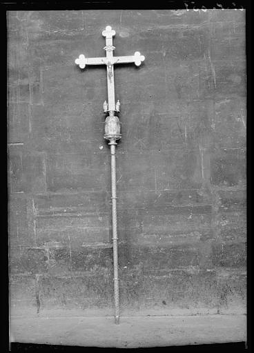 Croix processionnelle en argent avec hampe - © Ministère de la Culture (France), Médiathèque du patrimoine et de la photographie, diffusion RMN-GP