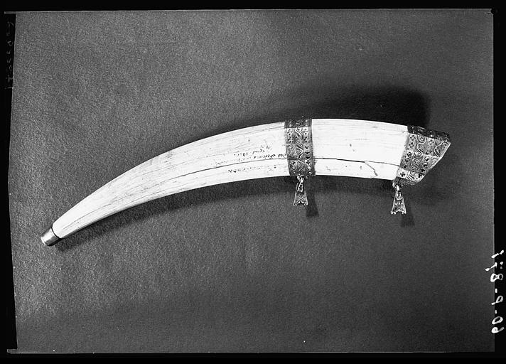 Olifant en ivoire cerclé d'argent ciselé - © Ministère de la Culture (France), Médiathèque du patrimoine et de la photographie, diffusion RMN-GP