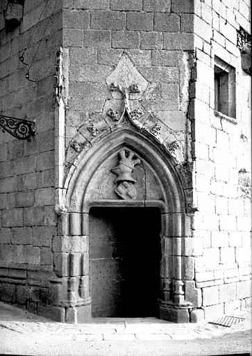 Tourelle de la façade nord : porte du rez-de-chaussée