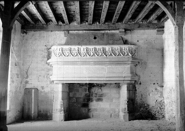 Salle des gardes : cheminée en pierre sculptée et moulurée