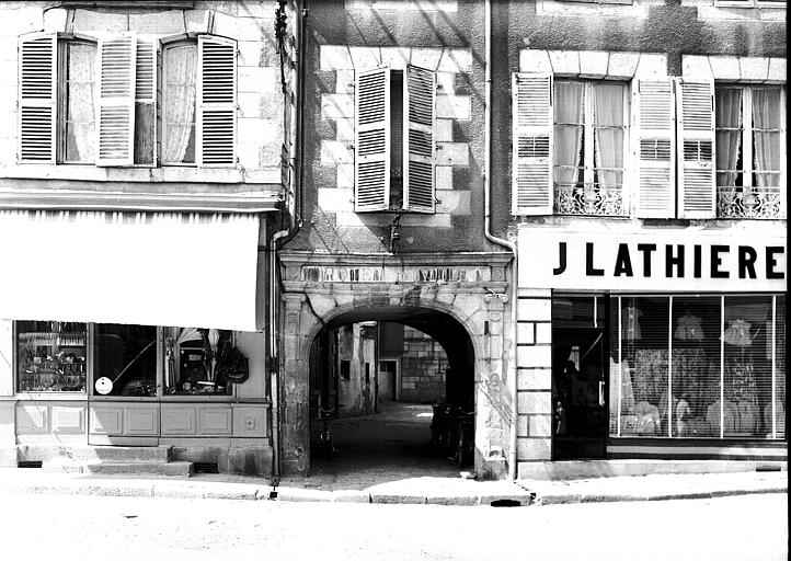 Portail sur la place du marché