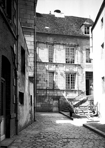 Façade en retour d'équerre sur la cour