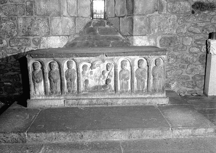 Bas-relief en pierre, autel de la crypte : personnages sous arcades