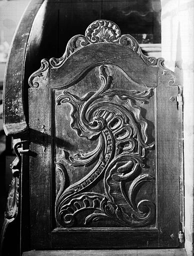 Chaire à prêcher en bois sculpté : porte de l'escalier