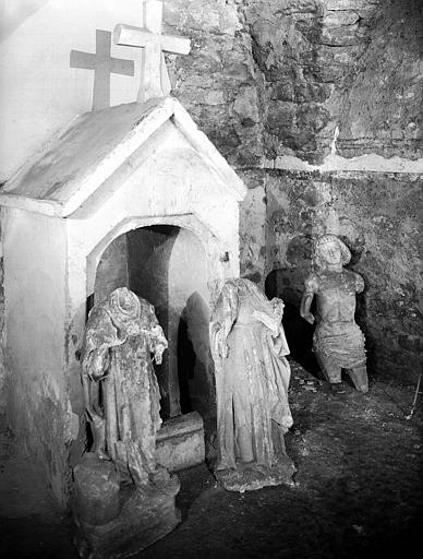 Crypte : Fontaine aux saintes Huiles et débris de statues en pierre