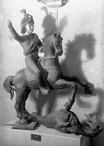 Statue équestre en bois polychromé : saint Georges