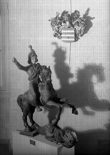 Statue équestre en bois polychromé : saint Georges