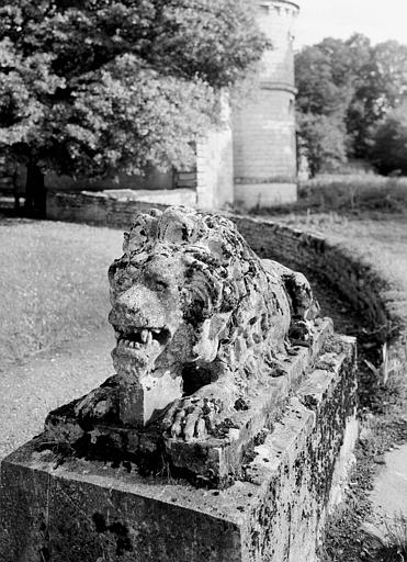 Statue en pierre sculptée située dans le parc : lion