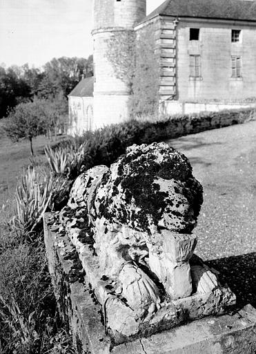 Statue en pierre sculptée située dans le parc : lion