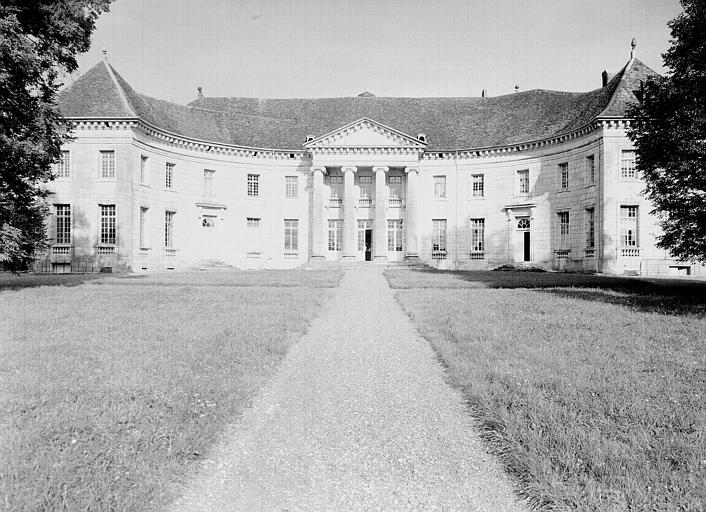 Façade sur la cour d'honneur : vue d'ensemble