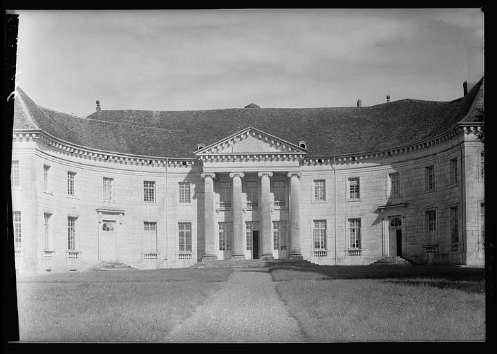 Façade sur la cour d'honneur : pavillon central