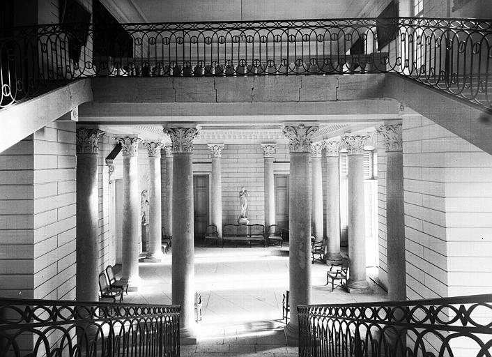 Vestibule d'honneur : vue de l'escalier