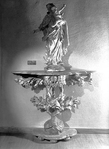 Console en bois sculpté et doré Louis XV et Vierge à l'Enfant en bois polychromé et doré