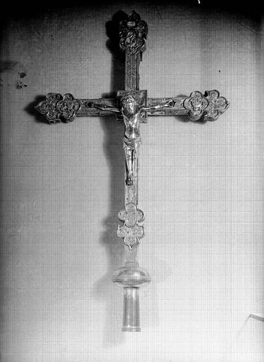 Croix processionnelle en argent repoussé, pierre et cristaux attribuée à l'archevêque Thibaud de Rougemont - © Ministère de la Culture (France), Médiathèque du patrimoine et de la photographie, diffusion RMN-GP