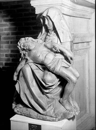 Statue en bois : Vierge de Pitié