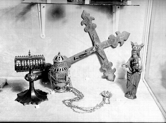 Croix processionnelle en bronze (numéro 15), statuette en bronze représentant une Vierge à l'Enfant datée du 15e siècle (numéro 16), encensoir du 16e siècle (numéro 17), monstrance reliquaire horizontale (numéro 18)