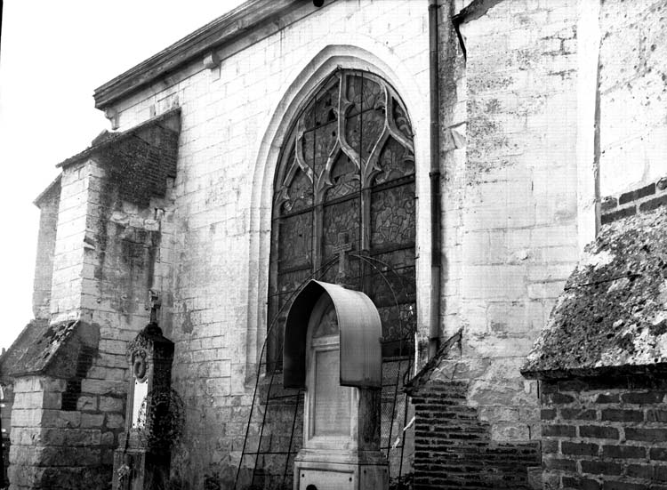 Extérieur : fenêtre, vue du cimetière