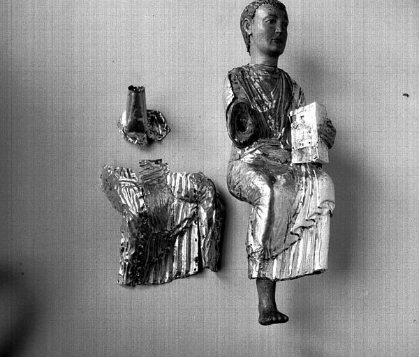 Statue en feuilles d'argent sur âme de bois : Vierge à l'Enfant, enfant vu de trois quart, en cours de restauration