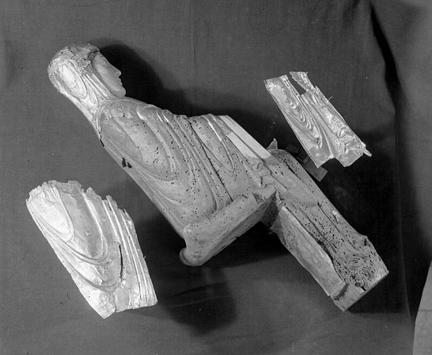 Statue en feuilles d'argent sur âme de bois : Vierge à l'Enfant, Vierge vue de profil, en cours de restauration