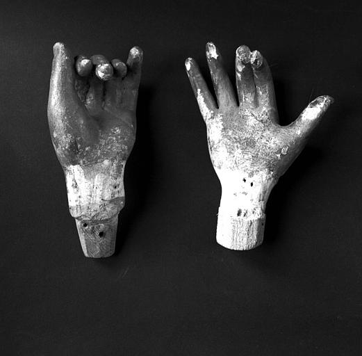 Statue en feuilles d'argent sur âme de bois : Vierge à l'Enfant, vue des mains de la Vierge, en cours de restauration