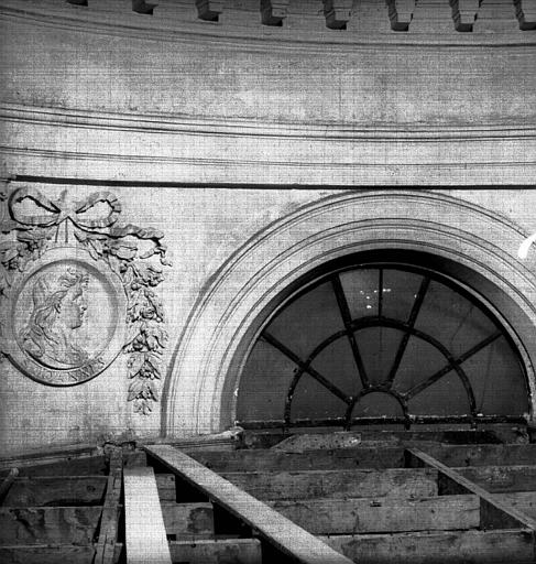 Décoration du mur circulaire sous la coupole