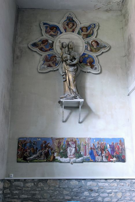 Élément décoratif : Rose ; statue : Vierge à l'Enfant 