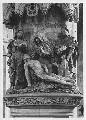 groupe sculpté : la Vierge de Pitié avec saint Jean, saint Etienne et un chanoine donateur, pierre. Vue générale.