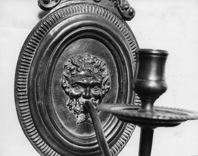 paire de bras de lumière, cuivre repoussé. Détail du médaillon.