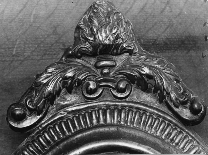 paire de bras de lumière, cuivre repoussé. Détail de la partie supérieure.