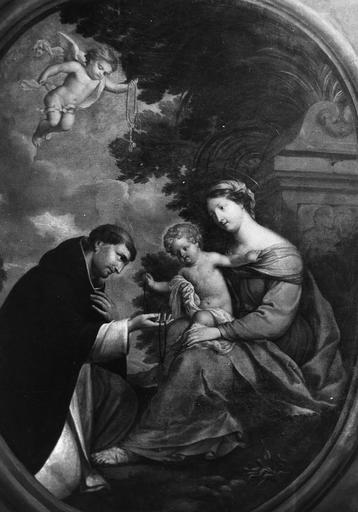tableau : la Vierge à l'enfant remettant le rosaire à saint Dominique de Guzman. Après restauration.