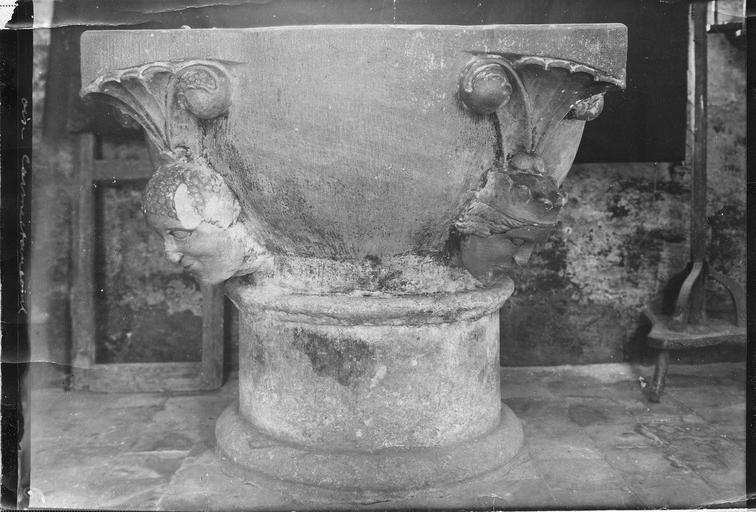 fonts baptismaux (cuve baptismale à infusion), pierre