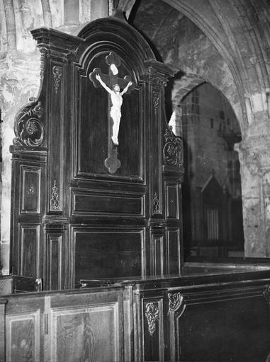 banc d'oeuvre, bois sculpté. Vue latérale gauche.