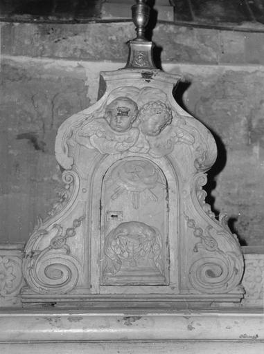 autel tombeau, gradin d'autel et tabernacle, bois sculpté. Tabernacle.